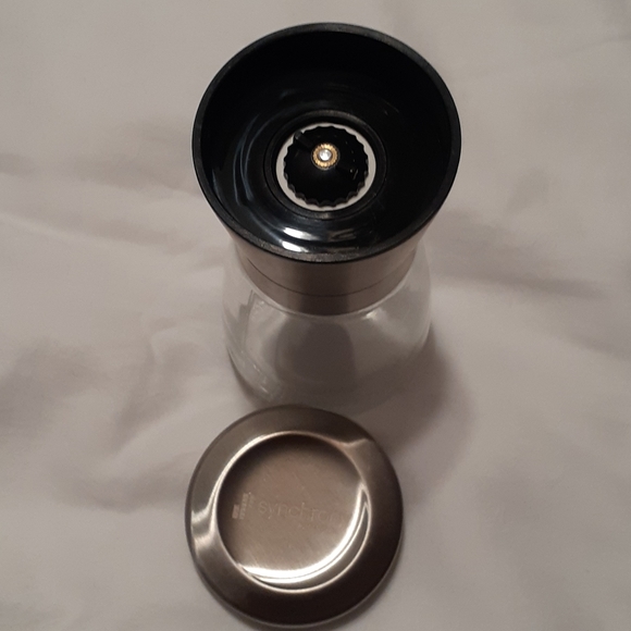Stainless steel salt or pepper shaker - Picture 2 of 4